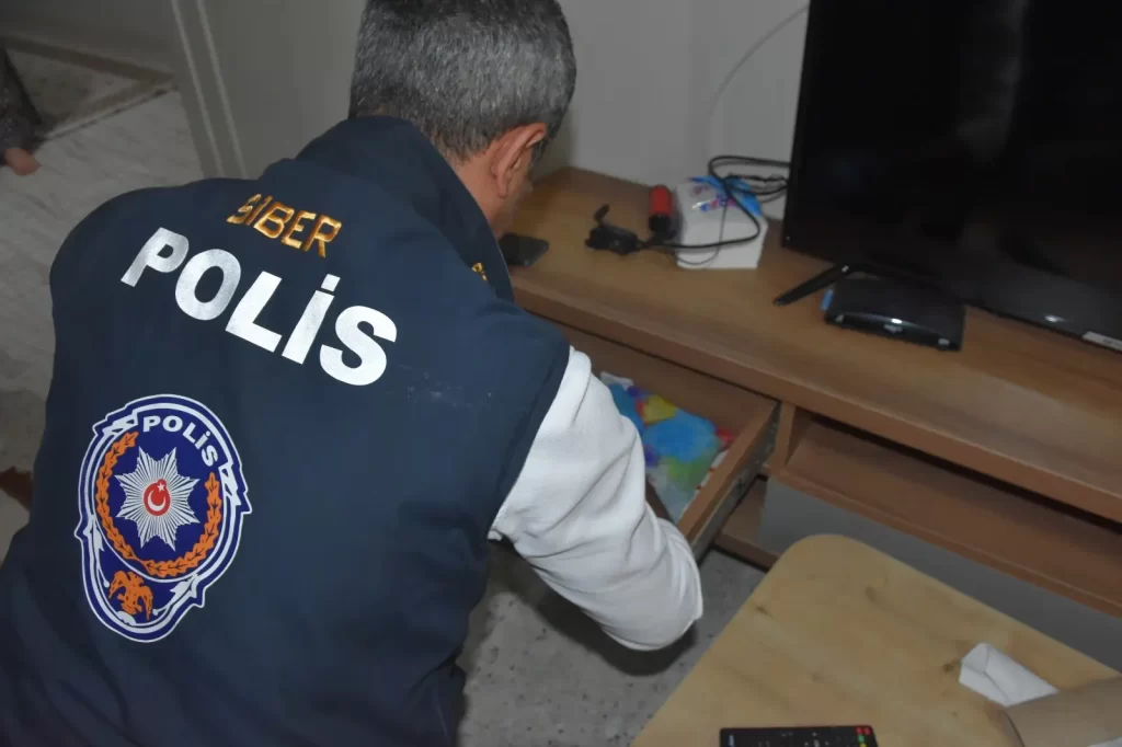 MERSINDE MUSTEHCEN YAYIN IDDIASIYLA YAKALANAN 12 ZANLIDAN 5I TUTUKLANDI