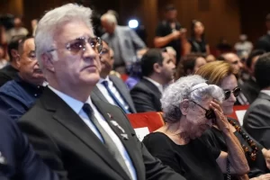 SANATCI KENAN ISIK ICIN AKMDE TOREN DUZENLENDI 2 800x533