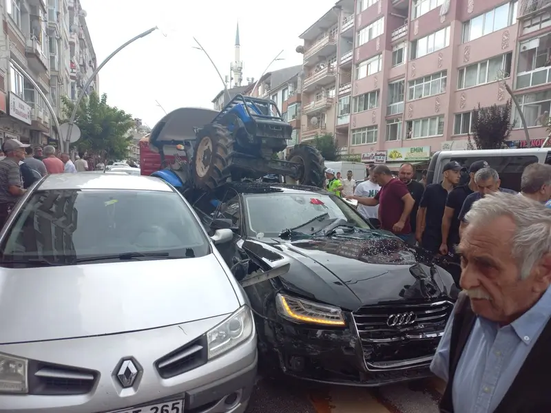 Tokat’ta Traktör Faciası: Işıklarda Beklerken Gelen Tehlike