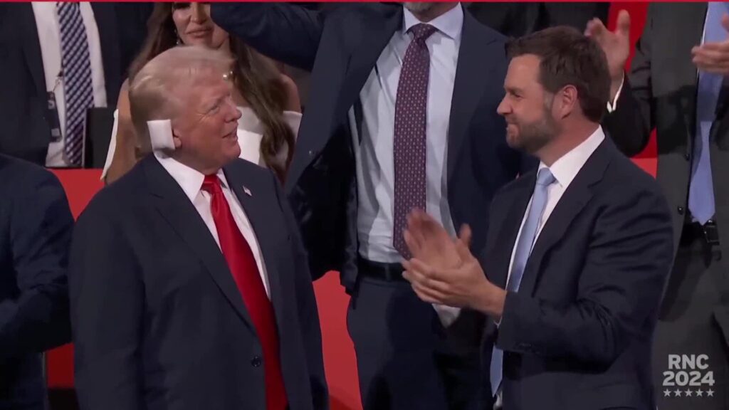 TRUMP SUIKAST GIRISIMININ ARDINDAN ILK KEZ HALK KARSISINA CIKTI