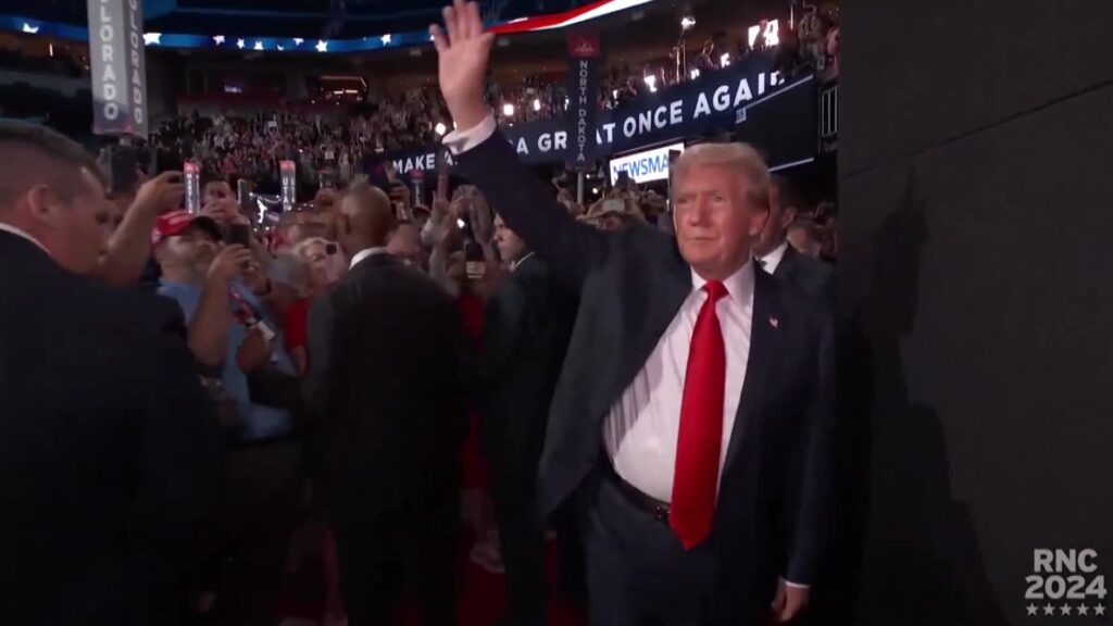 TRUMP SUIKAST GIRISIMININ ARDINDAN ILK KEZ HALK KARSISINA CIKTI 4