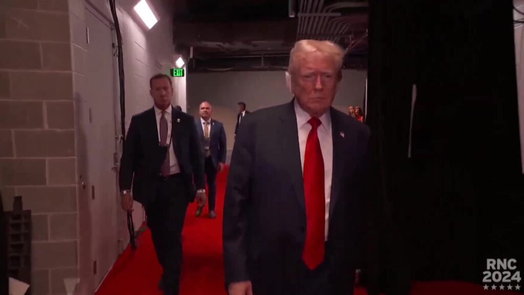 TRUMP SUIKAST GIRISIMININ ARDINDAN ILK KEZ HALK KARSISINA CIKTI 6