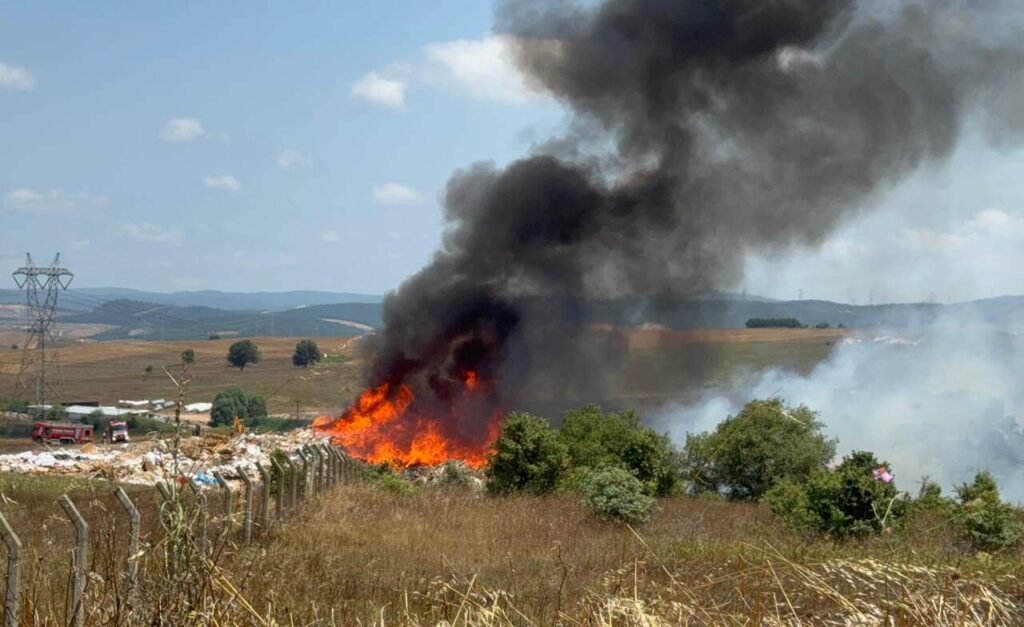 Tuzla’da Otluk Alanda Yangın: İtfaiye ve Helikopter Müdahalesi