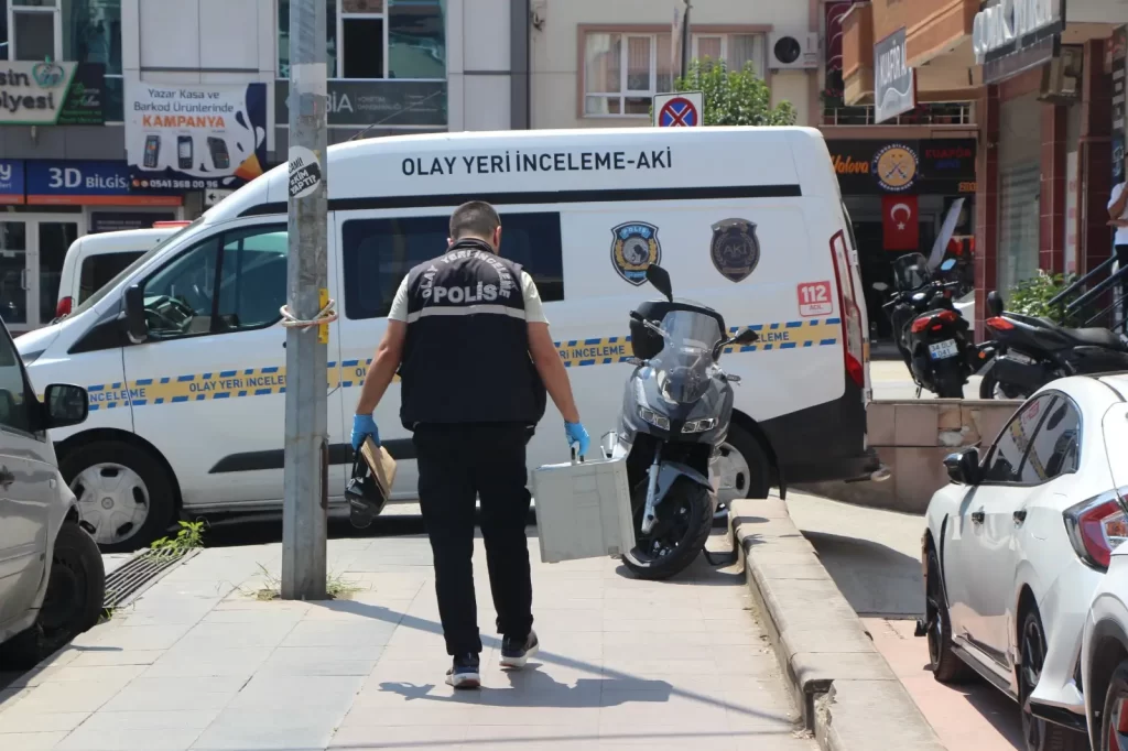 YALOVADA BOSANMA ASAMASINDAKI ESINE BICAK CEKEN KOCAYI POLIS ETKISIZ HALE GETIRDI 1