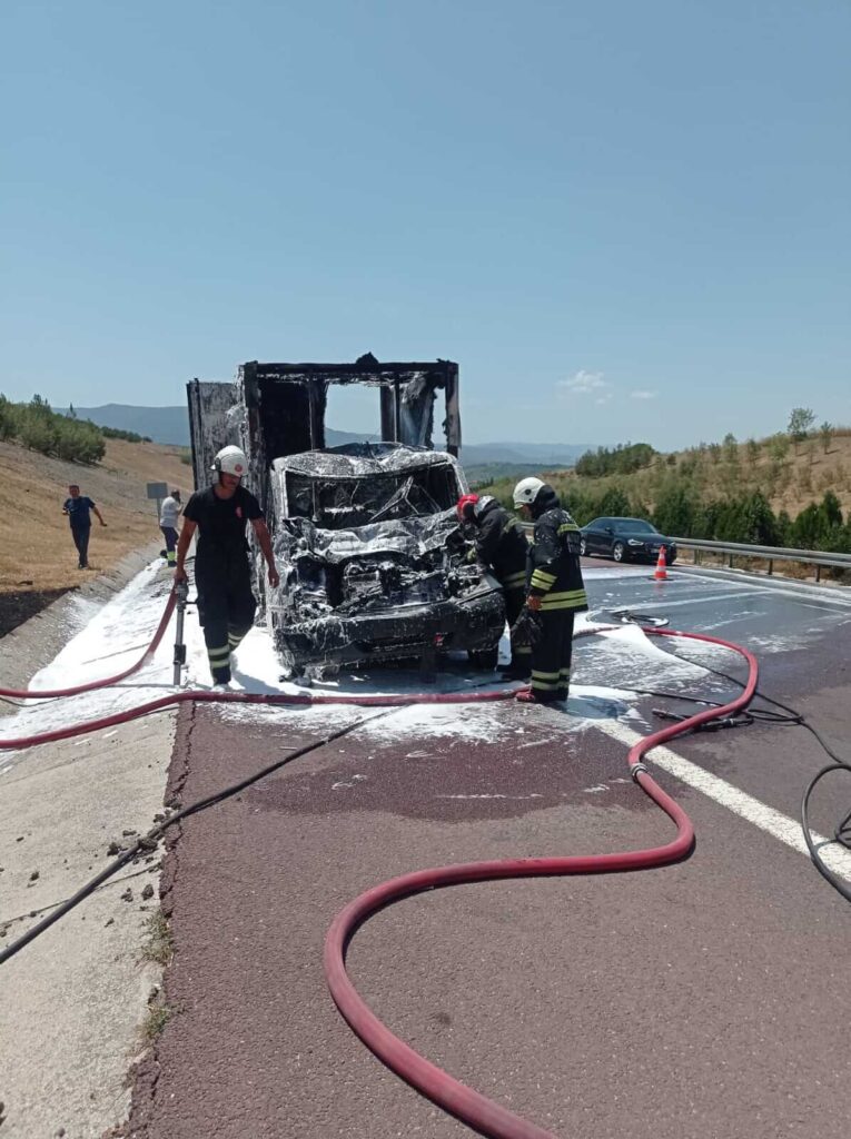 YALOVADA KAZA SONRASI YANAN KAMYONET KULLANILAMAZ HALE GELDI 2