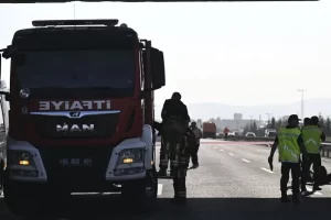 35357265 ANKARADA SEYIR HALINDEKI YOLCU OTOBUSU KOPRU AYAGINA CARPTI 2