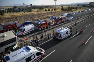 35357265 ANKARADA SEYIR HALINDEKI YOLCU OTOBUSU KOPRU AYAGINA CARPTI4