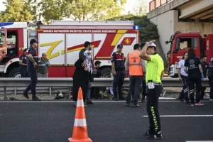 35357265 ANKARADA SEYIR HALINDEKI YOLCU OTOBUSU KOPRU AYAGINA CARPTI7
