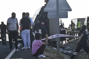 35357265 ANKARADA SEYIR HALINDEKI YOLCU OTOBUSU KOPRU AYAGINA CARPTI8