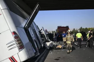 35357265 ANKARADA SEYIR HALINDEKI YOLCU OTOBUSU KOPRU AYAGINA CARPTI9