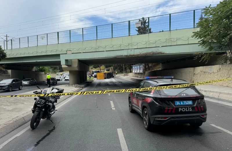 Bakirkoy Sahil Yolunda Korku Dolu Anlar Tir Ust Gecide Carptiktan Sonra Otobusun Uzerine Devrildi 3