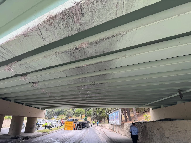 Bakirkoy Sahil Yolunda Korku Dolu Anlar Tir Ust Gecide Carptiktan Sonra Otobusun Uzerine Devrildi 4