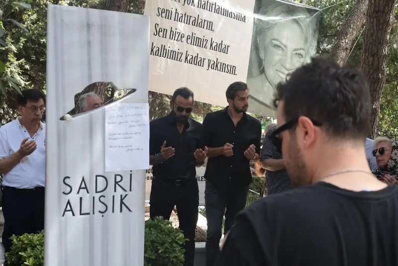 COLPAN ILHAN DOGUM GUNUNDE MEZARI BASINDA ANILDI