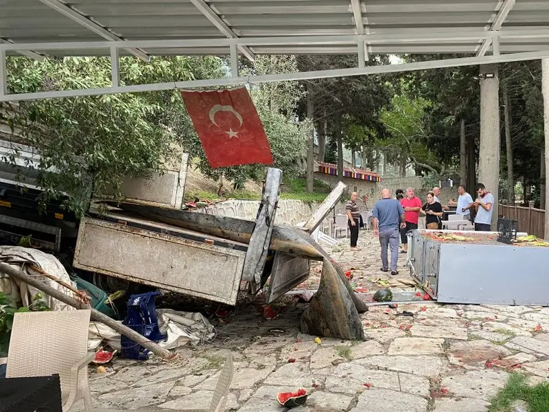 Hatay’da Fren Arızasıyla Kontrolden Çıkan Kamyonet Kooperatif Bahçesine Devrildi