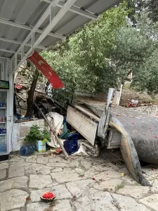 HATAYDA FRENI ARIZALANAN KAMYONET KOOPERATIFIN BAHCESINE DEVRILDI 450x600 1