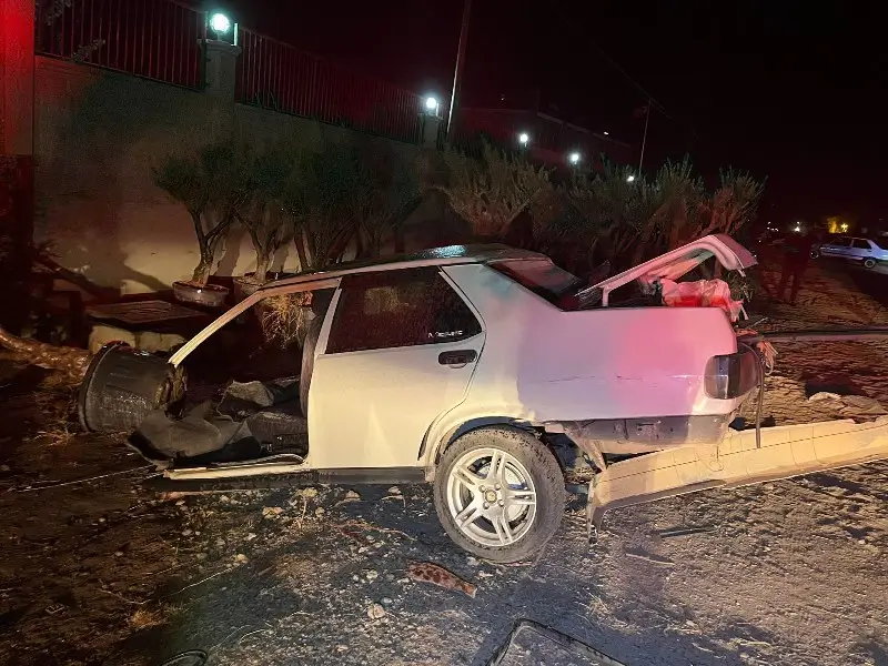 IZMIRDE HATIF TICARI ARAC ILE OTOMOBILIN CARPISTIGI KAZADA 5 KISI YARALANDI