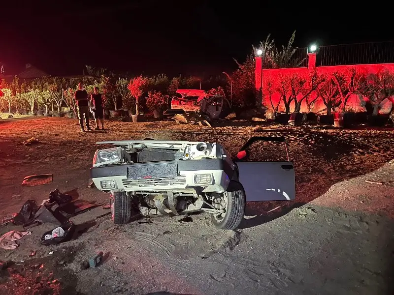 IZMIRDE HATIF TICARI ARAC ILE OTOMOBILIN CARPISTIGI KAZADA 5 KISI YARALANDI