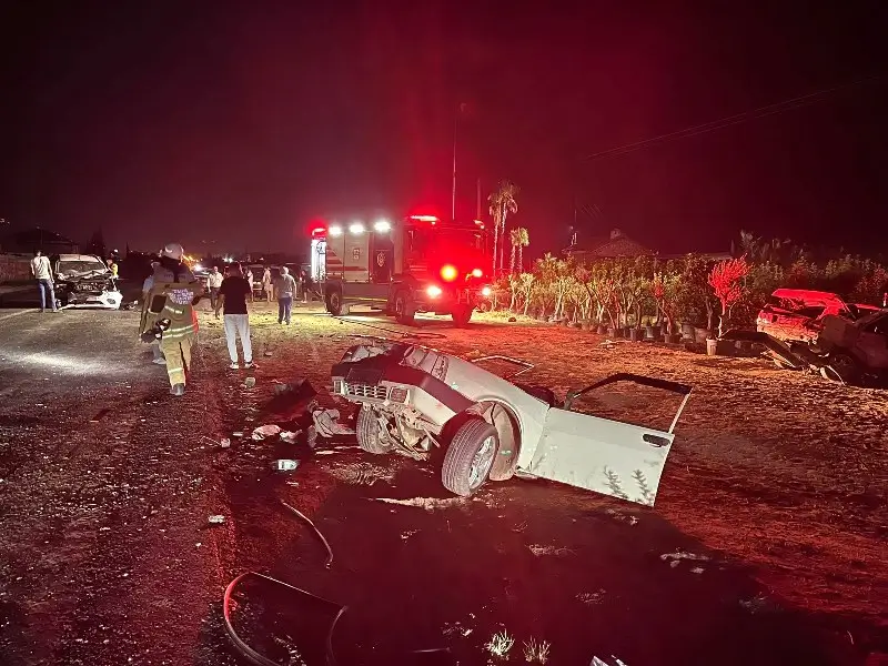 IZMIRDE HATIF TICARI ARAC ILE OTOMOBILIN CARPISTIGI KAZADA 5 KISI YARALANDI