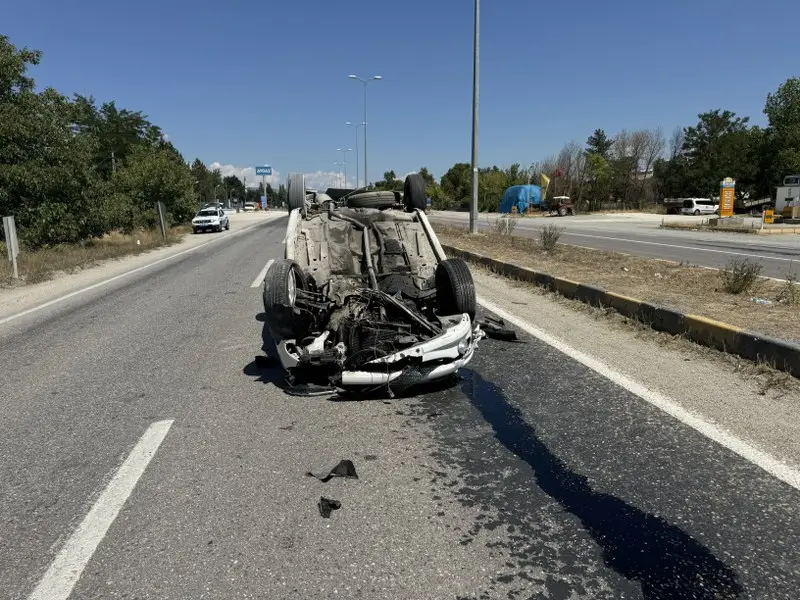 KASTAMONUDA DEVRILEN OTOMOBILDEKI 1I COCUK 4 KISI YARALANDI 2