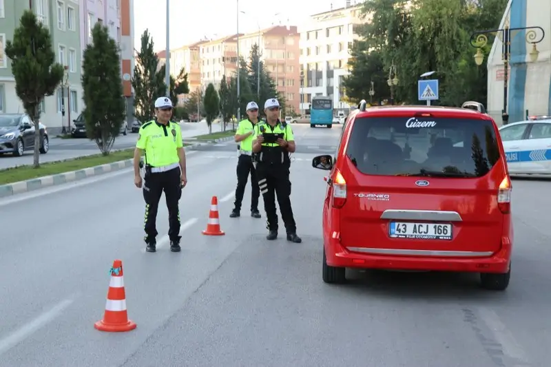 KUTAHYADA UYUSTURUCU ETKISINDE ARAC KULLANANLAR POLISIN TAKIBINDEN KACAMIYOR