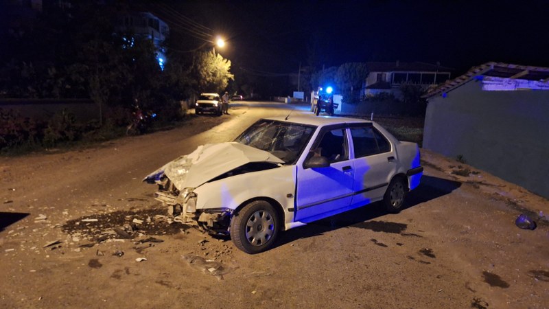SAMSUNDA TRAKTORE CARPAN OTOMOBILDEKI 4 KISI YARALANDI
