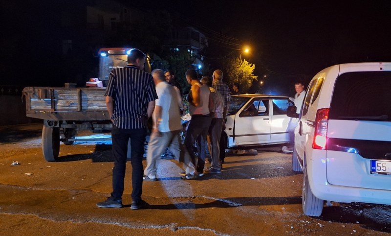 SAMSUNDA TRAKTORE CARPAN OTOMOBILDEKI 4 KISI YARALANDI