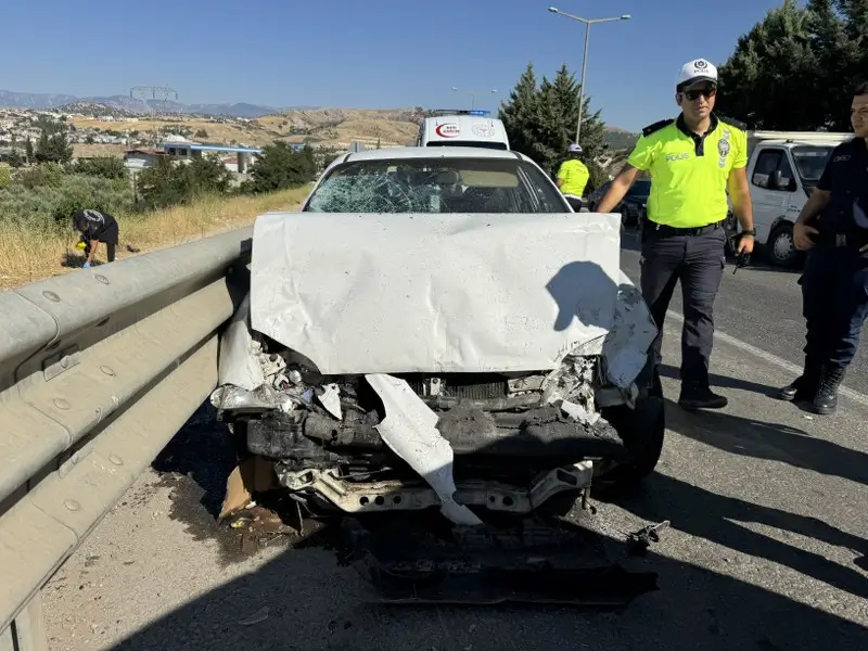 Otomobilin Çarptığı Bisiklet Sürücüsü Hayatını Kaybetti, 2 Kişi Yaralandı
