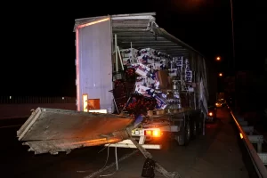 Adana-Pozantı Otoyolu’nda Tüyler Ürperten Kaza: Geri Giden Tır, İki Araca Birden Çarptı!