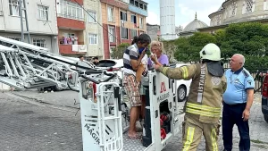 Esenyurt’ta Apartman Yangını: 4 Kişi Dumandan Etkilendi, 3 Kişi Mahsur Kaldı