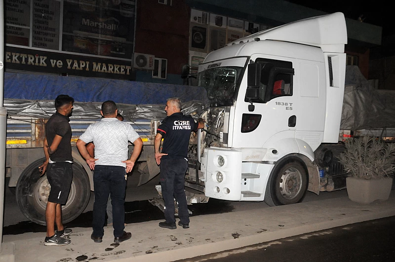 Sirnakta Zincirleme Kaza Freni Bosalan Tir Iki Aracta Maddi Hasara Yol Acti 3