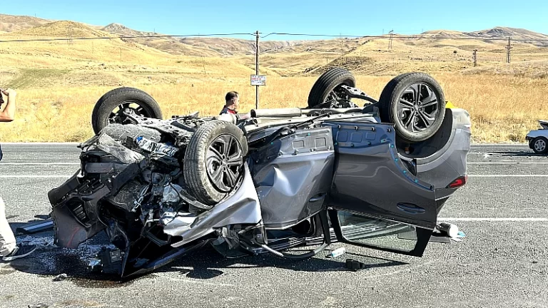 Van’da Karşı Karşıya Çarpışma: 2 Can Kaybı, 4 Yaralı